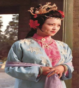 秦可卿一日要换好几遍衣裳，背后是什么原因？