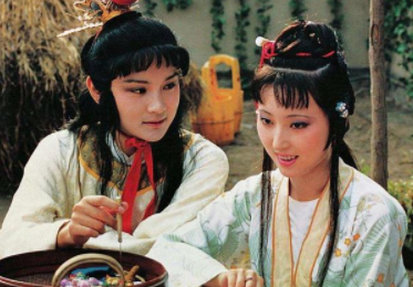 贾宝玉为什么成年了还穿肚兜？只有袭人知道原因！