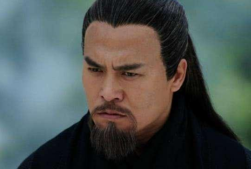 令狐冲碰上任我行，独孤九剑和吸星大法哪个更强？
