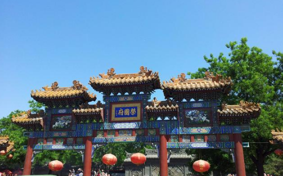 刘姥姥三进荣国府，眼看他宴宾客，眼看他高楼起，眼看他楼塌了！