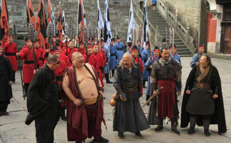 彭莹玉武功地位不如杨逍、张无忌，但是见识和胸怀远在两人之上！