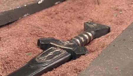 独孤求败留下这么多的剑中 为什么杨过偏偏会选择玄铁重剑呢