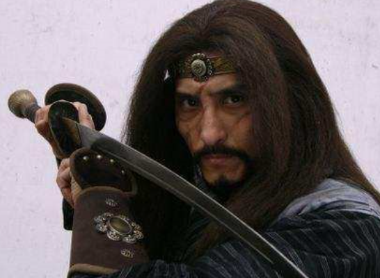 倚天屠龙记中，此人神功无敌，远胜杨过，秒杀阳顶天，是范遥的师傅！